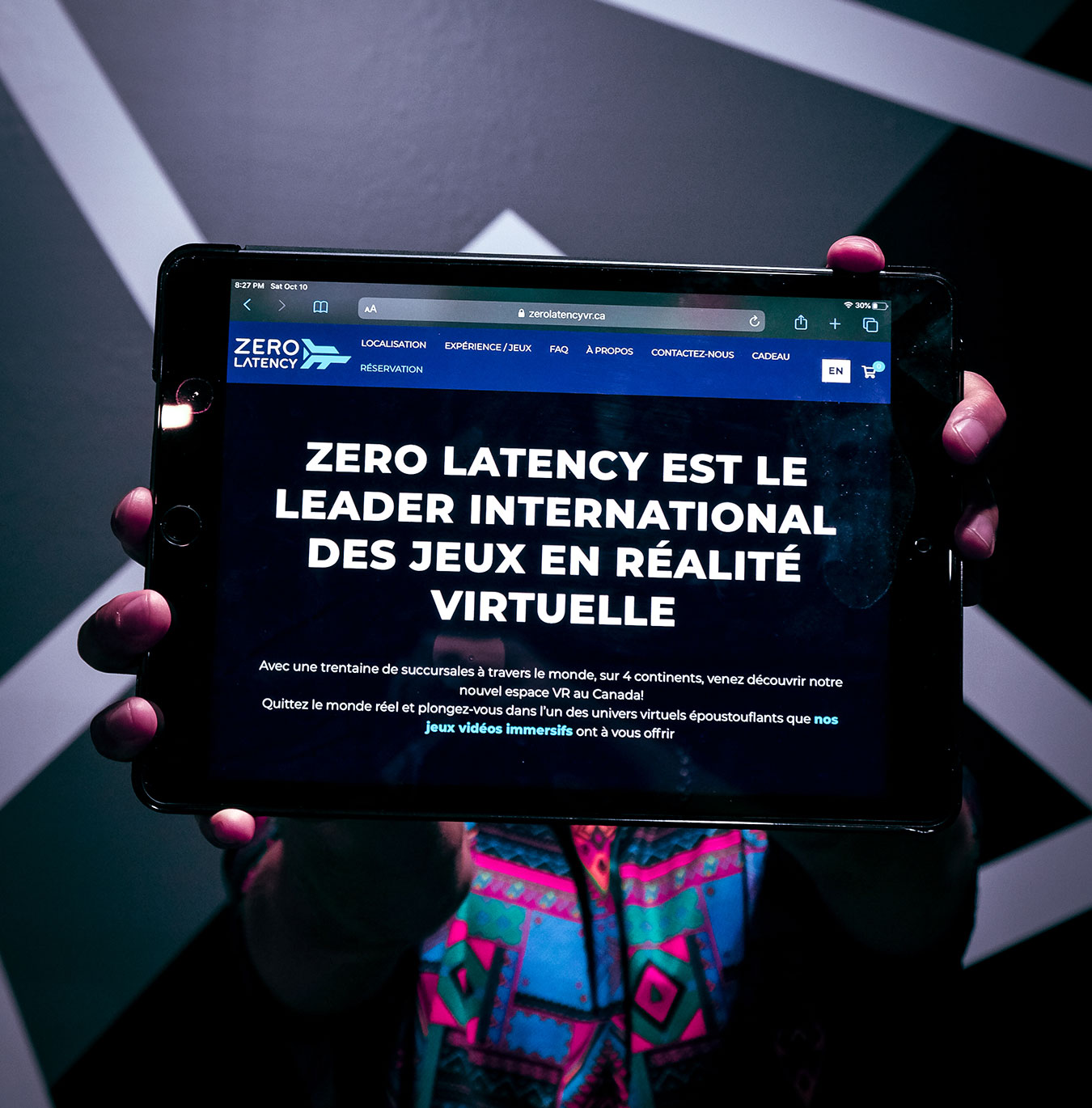 Ipad présentant le site web de Zero Latency Montréal